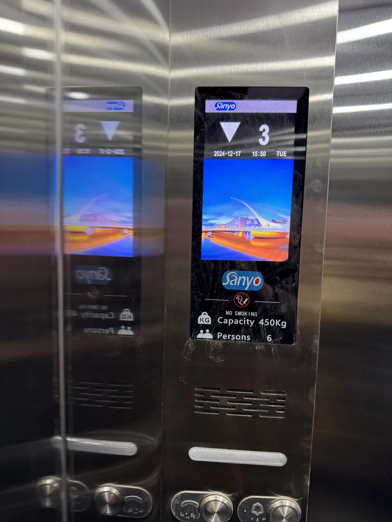 Дисплей кабины работающего лифта Sanyo TKJW 450 — 450 кг, без машинного помещения, гостиница в Мытищах